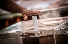 Χέρι ρίχνει το ψηφοδέλτιο στην κάλπη