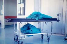 Φορείο στη μέση διαδρόμου και πάνω του διπλωμένα σεντόνια