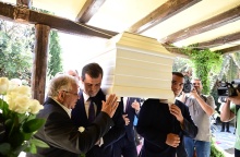 Η σορός της Μαίρης Χρονοπούλου στο σπίτι της στην Παιανία