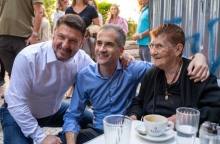 O Νίκος Χαρδαλιάς βόλτα με τον Κώστα Μπακογιάννη στο Κουκάκι