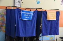 Παραβάν για τις Αυτοδιοικητικές Εκλογές 2023 με χαρτιά που δείχνουν ποιο είναι για τις Δημοτικές Εκλογές και ποιο για τις Περιφερειακές Εκλογές 