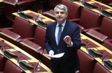 Ο Οδυσσέας Κωνσταντινόπουλος στο βήμα της Βουλής