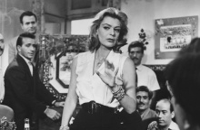 Η Μελίνα Μερκούρη μαζί με άλλους ηθοποιούς σε σκηνή από την ταινία του 1960 «Ποτέ την Κυριακή»