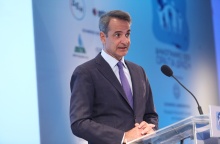 Ο Κυριάκος Μητσοτάκης στο βήμα συνεδρίου για το Δημογραφικό