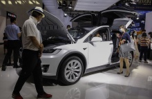 Όχημα Model X της Tesla σε παρουσίαση στην Κίνα
