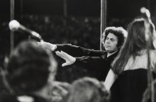 Σαν σήμερα 19 Οκτωβρίου 1964: Τo λαϊκό ορατόριο του Μίκη Θεοδωράκη «Άξιον Εστί» σε στίχους Οδυσσέα Ελύτη κάνει πρεμιέρα στο θέατρο RΕΧ στην Αθήνα.