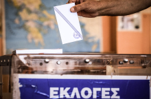 Στιγμιότυπο από την ψηφοφορία για τον δεύτερο γύρο των αυτοδιοικητικών εκλογών σε εκλογικό τμήμα του Νέου Κόσμου Αττικής, Κυριακή 15 Οκτωβρίου 2023