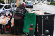 Η συγγραφέας Λένα Διβάνη γράφει για τους ανθρώπους που ψάχνουν στα σκουπίδια