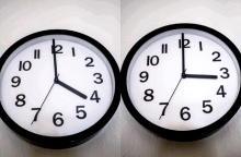 Ρολόι στα αριστερά δείχνει 4 και ρολόι στα δεξιά της φωτογραφίας δείχνει 3 κατόπιν αλλαγής σε χειμερινή ώρα