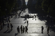 Σκιές πολιτών στην πλατεία Συντάγματος