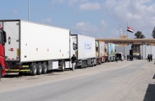 Φορτηγά με ανθρωπιστική βοήθεια σχηματίζουν ουρά στα σύνορα Αιγύπτου - Γάζας