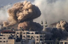 Συνεχίζονται με αμείωτη ένταση οι βομβαρδισμοί του Ισραήλ στη Γάζα, χωρίς ακόμη να υπάρχουν ενδείξεις ότι έχει «ξεμπλοκάρει» το άνοιγμα του περάσματος της Ράφα