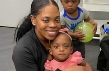 Η Catorreia Hutto με τα δίδυμα παιδιά της