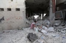 Κοριτσάκι περπατά στα χαλάσματα κτιρίου μετά από χτύπημα στο Ισραήλ