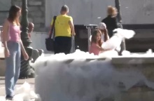 Πλατεία Συντάγματος: Γέμισε αφρούς το σιντριβάνι - Άγνωστοι έριξαν σαπούνι και τα παιδιά βρήκαν ευκαιρία να παίξουν - Το βίντεο της ΕΡΤ.