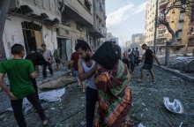 Πολίτες σπεύδουν να προστατευτούν μετά από χτύπημα στο Ισραήλ