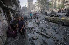 Στιγμιότυπο από περιοχή που δέχθηκε επίθεση στη Γάζα - Άτομα έξω από κτίρια