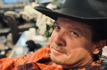 Τζέρεμι Ρένερ: Ο διάσημος ηθοποιός ανακοίνωσε ότι κυκλοφορεί μουσική εμπνευσμένη από το ατύχημα που παραλίγο να του κοστίσει τη ζωή.