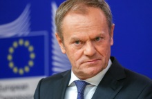 Ο Ντόναλντ Τουσκ δεσμεύεται στις Βρυξέλλες να αποκαταστήσει τη θέση της Πολωνίας στην Ευρωπαϊκή Ένωση - Έχει διαταραχθεί εξαιτίας της προηγούμενης κυβέρνησης.