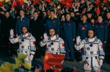 Κίνα: Το νεαρότερο πλήρωμα κινέζων αστροναυτών κατευθύνεται προς τον διαστημικό σταθμό Τιανγκόνγκ - Μέση ηλικία του πληρώματος είναι τα 38 έτη.