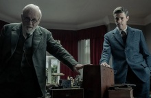 Άντονι Χόπκινς: Κυκλοφόρησε το πρώτο τρέιλερ της ταινίας «Freud’s Last Session» - Ο διάσημος ηθοποιός υποδύεται τον Σίγκμουντ Φρόιντ.