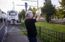 Άνδρας κρατά το Κοράνι σε δρόμο στη Δανία και σκίζει τις σελίδες του