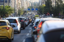 Αυτοκίνητα «κολλημένα» στην κίνηση στο κέντρο της Αθήνας