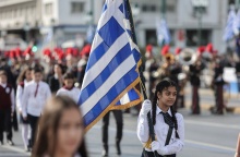 Στιγμιότυπο από την περσινή παρέλαση της 28ης Οκτωβρίου με μαθήτρια που κρατά την ελληνική σημαία