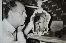 Ο Μϊμης Φωτόπουλος μπροστά από καθρέφτη στο καμαρίνι του