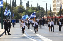Στιγμιότυπο από τη μαθητική παρέλαση στην Αθήνα - Σημαιοφόροι παρελαύνουν στο Σύνταγμα