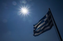 Ο ήλιος και δίπλα η ελληνική σημαία