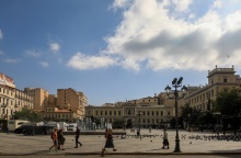 Καλοκαιρία στο κέντρο της Αθήνας και πολίτες στην πλατεία Κοτζιά