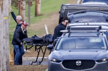 Οι αρχές μεταφέρουν πτώμα μέσα σε σάκο μετά το μακελειό με τους 18 νεκρούς στο Μέιν