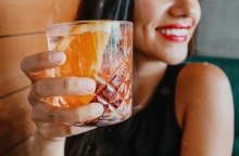 Έρευνα: Το 13,7% των ατόμων που διασκεδάζουν το Σαββατοκύριακο ξεπερνά το επιτρεπτό όριο αλκοόλ στην Ελλάδα - Στα μεγάλα αστικά κέντρα οι περισσότεροι.