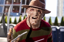 Το γάντι του Φρέντι Κρούγκερ πωλείται σε δημοπρασία αναμνηστικών από ταινίες και σειρές - Περισσότερα από 1800 σινεφίλ αντικείμενα στο σφυρί.