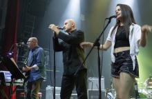 Η απρόσμενη διασκευή των Yeah! στο «Someone Somewhere in Summertime…» των Simple Minds