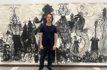 Ο Αλέξανδρος Γεωργίου μπροστά στο σχέδιο με τίτλο «Ο μεγάλος χορός»