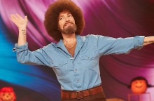 Αγνώριστη η Ντρου Μπάριμορ ως Μπομπ Ρος στο «The Drew Barrymore Show» - Μεταμφιέστηκε για τις ανάγκες επεισοδίου για το Halloween.