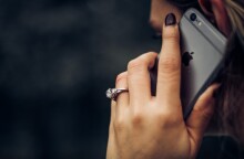 Γυναίκα μιλάει στο τηλέφωνο