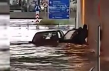 Κακοκαιρία στην Πάτρα: Γυναίκα εγκλωβίστηκε στο όχημά της