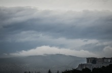 Βροχή με φόντο την Ακρόπολη