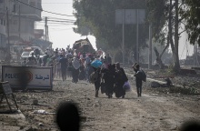 Κάτοικοι της Λωρίδας της Γάζας απομακρύνονται μετά από νέο χτύπημα