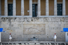 Aλλαγή φρουράς στο μνημείο του Άγνωστου Στρατιώτη