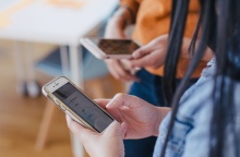 Δύο νεαρές κοπέλες ασχολούνται από τα κινητά τους