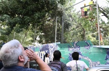 Οι κάτοικοι των Εξαρχείων αντιδρούν στην κοπή δέντρων λόγω των έργων του μετρό