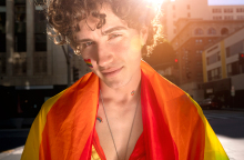 ΛΟΑΤΚΙ+: Γιατί κάποιοι κάνουν come out στο εξωτερικό;