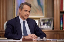 Ο πρωθυπουργός Κυριάκος Μητσοτάκης στο γραφείο του στο Μέγαρο Μαξίμου