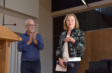 Η Ρένη Πιττακή παραλαμβάνει το Μεγάλο Βραβείο Θεάτρου στα πρώτα Βραβεία της Ελληνικής Ένωσης Κριτικών Θεάτρου και Παραστατικών Τεχνών