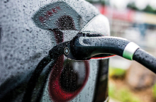 Είναι ασφαλές να φορτίζουμε το ηλεκτροκίνητο αυτοκίνητο όταν βρέχει;