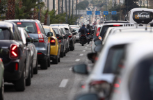Αυτοκίνητα σε στοίχους λόγω κίνησης σε κεντρικό δρόμο της Αθήνας